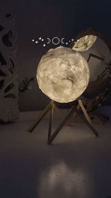 How To Make Moon Decorations, Easy Diy Things To Make For Your Room, Moon Making Craft, Full Moon Craft, Roomdecoration Aesthetic Diy, How To Make A Moon, Diy Night Lamp, Moon Diy Decor, Fun Crafts To Do When Bored