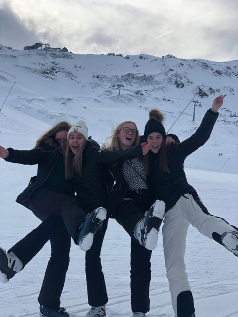 Group Winter Photoshoot, Winter Group Photos, Winter Motivation, Winter Goals, Spain Winter, Snow Cabin, Ski Pictures, Winter Picture, Dream Christmas