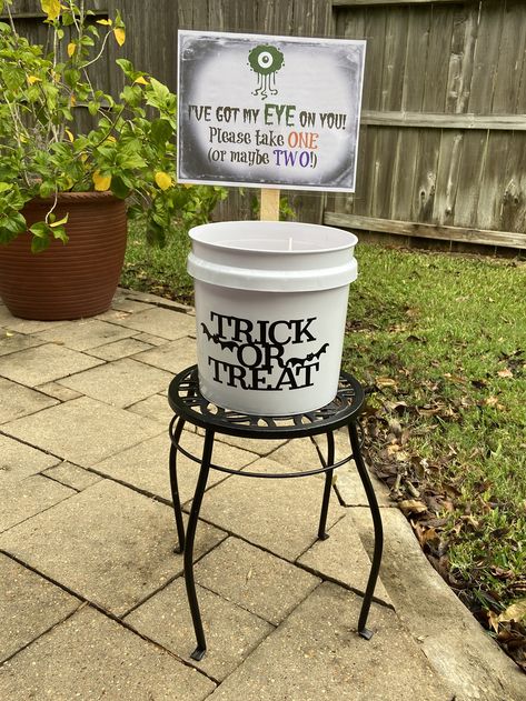 Halloween Candy Stand diy - Bucket zip tied to stand!! Porch Candy Bowl, Halloween Candy Setup Outside, Diy Halloween Bucket, Outdoor Halloween Candy Table, Diy Halloween Candy Stand, Trick Or Treat Station, Halloween Candy Stand, Halloween Candy Table Ideas, Halloween Candy Dispenser