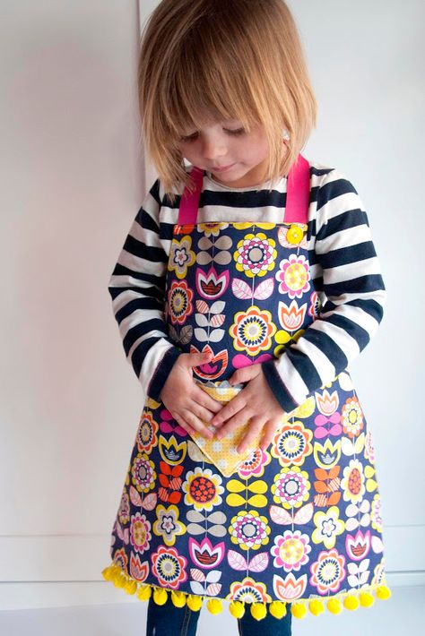 Fat Quarter Sewing Projects, Apron Tutorial, Couture Bb, Fat Quarter Projects, Toddler Apron, Diy Apron, Apron Ideas, Apron Sewing Pattern, Trendy Sewing