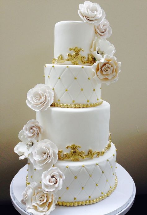 All white wedding cake with gold accents. White And Gold Wedding Cake, Cakes Elegant, Wedding Cake Images, White And Gold Wedding, Simple Beach Wedding, Wedding Cake Pictures, Red Cake, All White Wedding, Wedding Nail