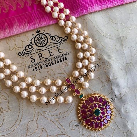 Multilayered Pearl and Kemp Stones Necklace ~ South India Jewels Pearl With Gold Jewellery, Kemp Stone Jewellery, Simple Pearl Necklace Indian, Gold Pearl Jewelry Necklace, Pearl Jewelry Necklace Indian, Indian Pearl Necklace, Pearls Jewellery, Gold Pearl Jewelry, Pearl Jewelry Design