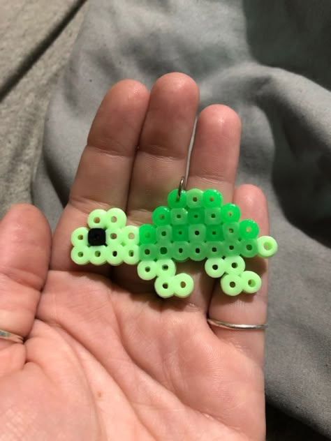 Green Perler Bead Ideas, Bead Iron Design, Peeler Bead Ideas Aesthetic, Iron Beads Ideas Cute, Pearler Beads Ideas Aesthetic, Pyssla Ideas Aesthetic, Cute Hama Bead Ideas, Hamahelmi Ideas, Perler Bead Ornaments Pattern