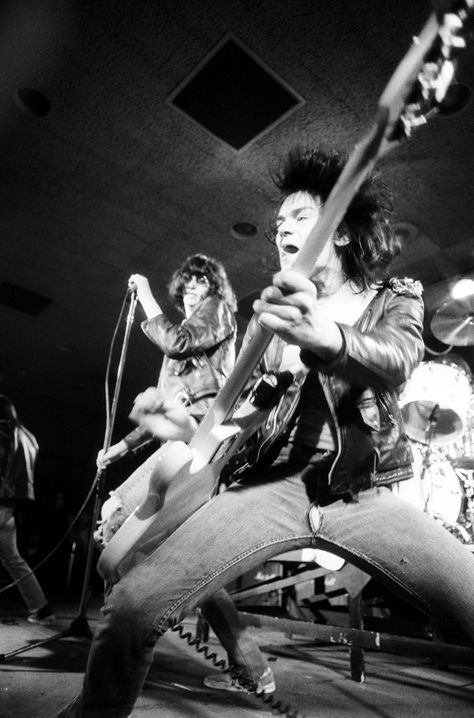 “People who join a band like the Ramones don’t come from stable backgrounds,” wrote Dee Dee, “because it’s not that civilized an art form. Punk rock comes from angry kids who feel like being creative.” Cj Ramone, Dee Dee Ramone, Tommy Ramone, New Wave Music, The Ramones, Joey Ramone, Live Music Photography, Marc Bolan, The Stooges