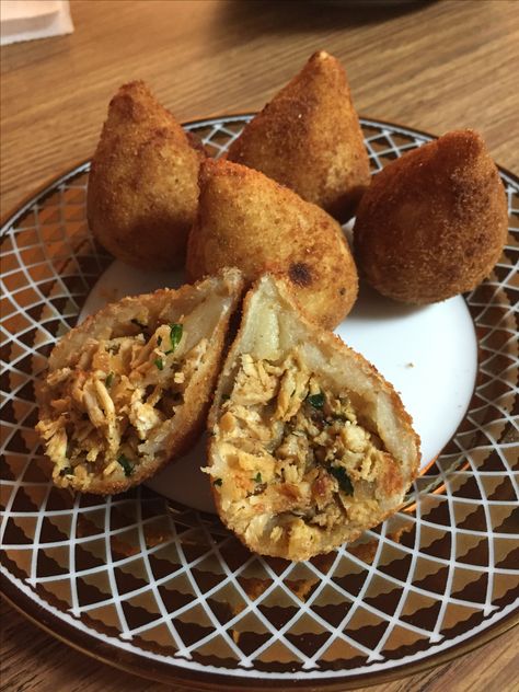 Coxinha Brazilian street food Brazilian Birthday Party Food, Brazilian Finger Food, Brazilian Food Traditional Aesthetic, Brazilian Food Aestathic, Brazilian Street Food, Brazilian Coxinha, Brazil Night, Brazilian Food Traditional, Brazilian Snacks