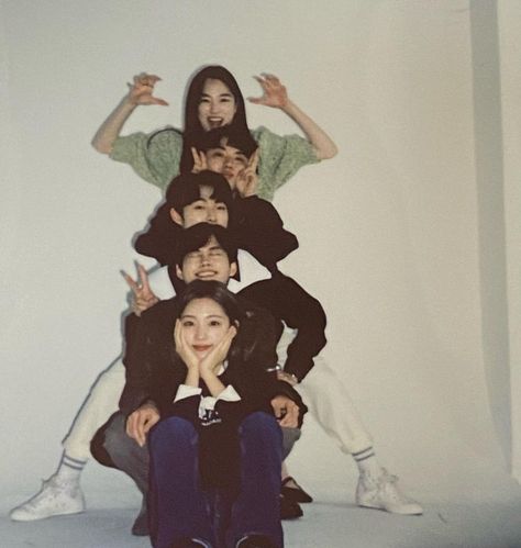 5 Friend Group, 5 Person Group Pose, Pic Inspo With Friends, Friends Pose Ideas, Friend Photo Poses, Squad Aesthetic, Friends Group Photo, Group Photo Poses, Group Picture Poses