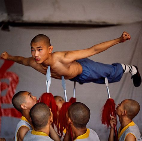 Monk Training, Shaolin Monastery, Yoga Poses Photography, Yoga Poses For Men, Shaolin Monks, Kung Fu Martial Arts, Shaolin Kung Fu, Steve Mccurry, Martial Arts Training