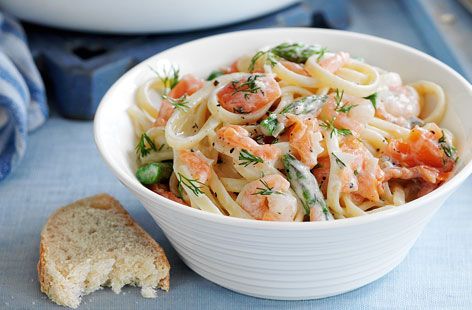 Smoked salmon and prawn linguine (PLUS other prawn pasta recipes) Prawn Pasta Recipe, Prawn Linguine, Salmon Pasta Recipes, Prawn Pasta, Smoked Salmon Pasta, Favorite Pasta Recipes, Tesco Real Food, Healthy Salmon Recipes, Prawn Recipes