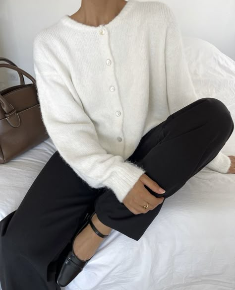 Cardigan Over Sweater, Winter Jackets Women Outfits, White Pant Winter Outfit, One Button Cardigan Outfit, White Pullover Outfit, Buttoned Cardigan Outfit, Comfy Casual Work Outfits, Wool Cardigan Outfit, Button Down Cardigan Outfit