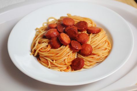 Hot Dog Spaghetti, Hot Dogs Recipes, Space Food, Spaghetti Recipes, Dog Recipes, Sausage Breakfast, Lunch Snacks, Sausages, Meals For One