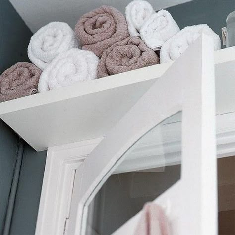 Creative Storage Idea For A Small Bathroom Organization. We have small bathrooms with no cabinet space, this would be awesome. Another one for the "Gerry do list"!! Makeover Kamar Mandi, Small Bathroom Organization, Bad Inspiration, Decor Baie, Tiny Bathrooms, Small Bathroom Storage, Small Space Solutions, Creative Storage, Towel Storage