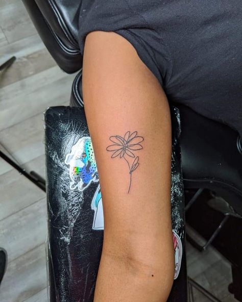 White Daisy Tattoo, Daisy Tattoo Ideas, Inside Bicep Tattoo, Daisy Tattoos, Flash Tatoos, Tattoo Half Sleeve, Daisy Tattoo Designs, Black And White Tattoos, Tattoos 2022