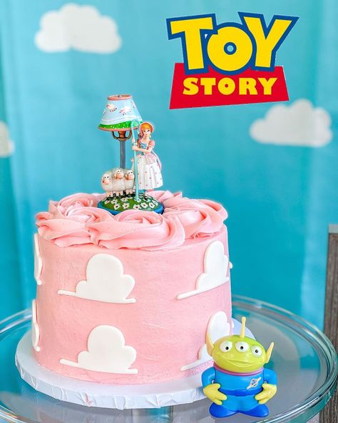 Natalie Martin, Disney Baker’s Instagram post: “Bo peep smash cake💞 I'm loving the Toy Story clouds against the light pink😍😍 I'm more of a Bro's over bo's 😂😂 when it comes to @toystory 4…” Toy Story Clouds, Bo Peep Toy Story, Toy Story Birthday Cake, Peeps Cake, Toy Story Party Decorations, Toy Story Theme, 4th Birthday Cakes, Toy Story Cakes, Story Birthday