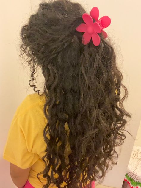 Flower Clip Curly Hair, Flower Claw Clip Hairstyles Curly Hair, Claw Clip Locs, Aesthetic Hairstyle, Flower Claw Clip, Clip Hairstyle, Curly Hair Inspo, Natural Curly Hair Cuts, Short Locs Hairstyles