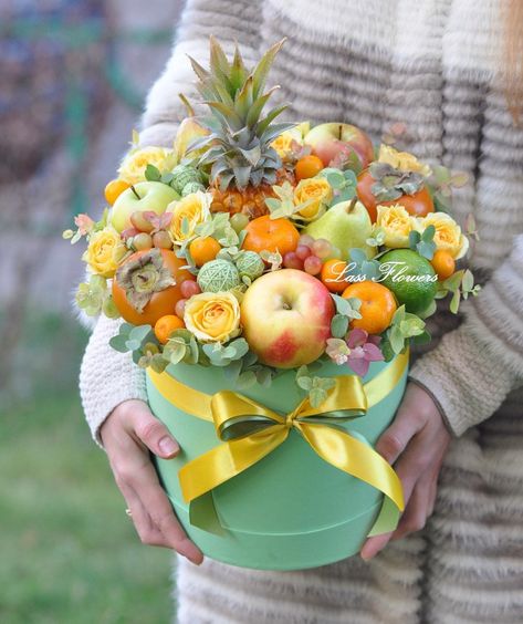 Fruit Flower Basket, Fruit Bouquet Ideas, Vegetable Bouquet, Fruit Hampers, Fruit Bouquet, Food Bouquet, Edible Bouquets, Fruit Basket Gift, Confetti Bags