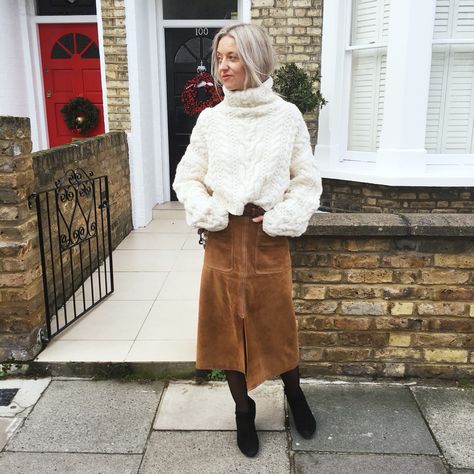 Suede Skirt And Knit Long Suede Skirt Outfit, Suede Skirt Outfit Winter, Long Suede Skirt, Suede Skirt Outfit, Maxi Skirt Outfit, Brown Suede Skirt, Project 333, Winter Skirt Outfit, Maxi Skirt Outfits