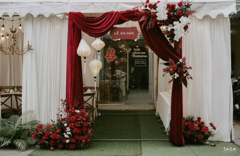 Wedding Decor Maroon, Red Wedding Arch, Maroon Decor, Nikah Decor, Wedding Entrance Sign, Javanese Wedding, Plan Wedding, Engagement Decor, Birthday Greetings Funny