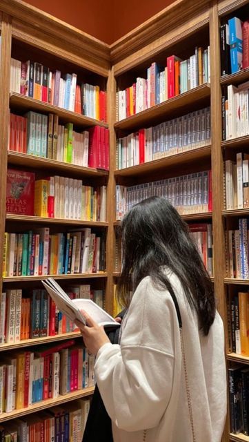 Harry Potter Vibes, Library Photo Shoot, Eid Looks, Cho Chang, Library Aesthetic, Photography Posing Guide, Girl Reading, Fan Book, Portrait Poses