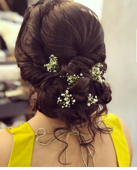 Bengali Bridal Hair Bun, Bridal Hair Bun, Bride Bun, Fancy Buns, Girl Hairdos, Cradle Ceremony, Bengali Bridal Makeup, Model Blouse, Bridal Makeup Images