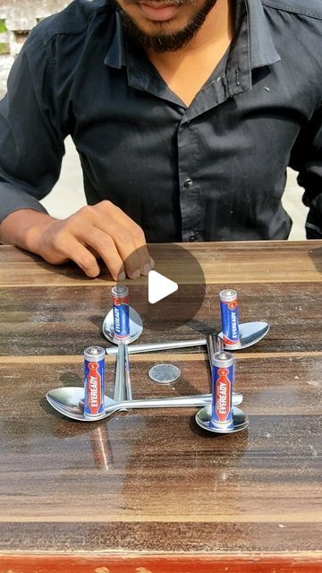 Fork Battery Coin Experiment, Battery Spoon Coin Experiment, Battery Experiments, Physics Experiments High School, Science Activity For Preschool, Cool Science Experiments For Kids, Science Project Ideas, Kids Science Experiments, Science Activity For Kids