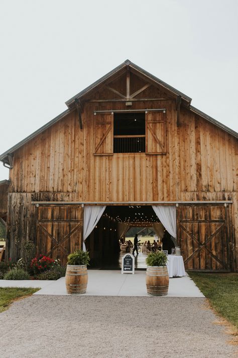 Horse Farm Wedding Ideas, Country Wedding Places, Wedding On Farm Land, Western Wedding Venue Ideas, Western Wedding Palette, Rustic Wedding Venues Outdoor, Barn Venues Wedding, Wedding Venue Barndominium, Farm Wedding Aesthetic