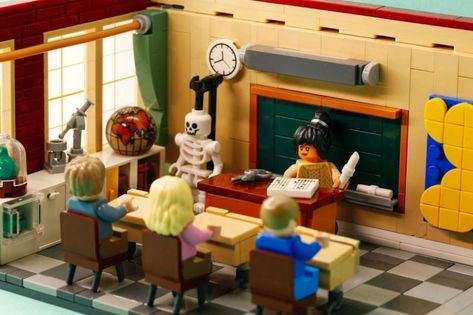 This old school classroom brings back memories. - The Brothers Brick | The Brothers Brick Old School Classroom, Lego School, Lego Classroom, Lego Village, Lego Furniture, Overhead Projector, Lego Room, Lego Photography, Lego House