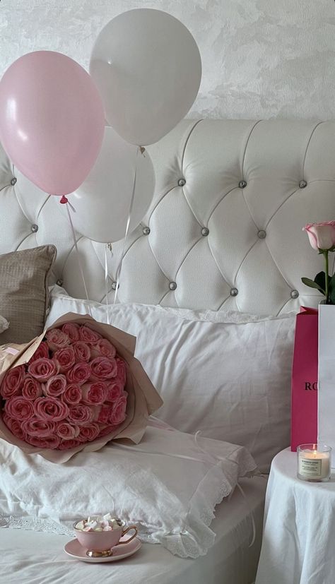 Birthday Outfit Photoshoot Ideas, Birthday In Bed, Birthday Party Ideas Pink, Outfit Photoshoot Ideas, Food Birthday Party, Photoshoot Ideas Birthday, Birthday Hotel, Pink Birthday Outfit, Birthday Party Aesthetic