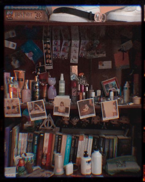 Aesthetic Cluttered Room, Messy Shelf Aesthetic, Bedroom Organization Ideas Aesthetic, Messy Book Shelf, Cluttered Bookshelf Aesthetic, Book Nerd Bedroom, Messy Bookshelf Aesthetic, Clutter Core Aesthetic, Shelf Decor Bedroom Aesthetic