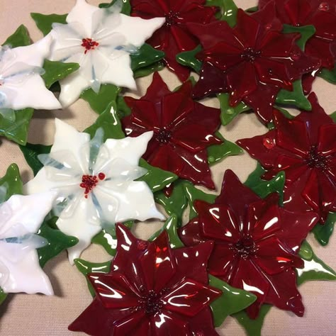 Glass Poinsettia, Melting Glass, Fused Glass Plates, Fused Glass Christmas, Glass Fusion Ideas, Glass Christmas Decorations, Fused Glass Artwork, Fused Glass Ornaments, Glass Fusing Projects