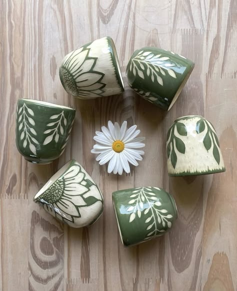 Pottery Painting Ideas Easy, Flower Mugs, Diy Pottery Painting, Painted Pots Diy, Keramik Design, Ceramic Flower Pots, Pottery Crafts, Diy Pottery, Ceramics Pottery Art