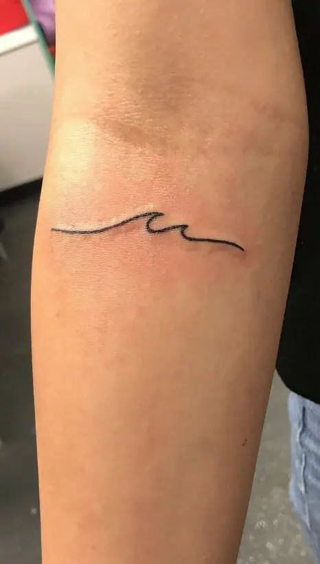 Wave Tattoo Ideas, Wave Tattoo Wrist, Surfer Tattoo, Ocean Wave Tattoo, Simple Wave Tattoo, Simple Line Tattoo, Wave Tattoo Design, Magic Runes, Birthday Tattoo