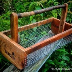 Diy Garden Basket, Harvest Basket Ideas, Trug Basket, Garden Baskets, Fairy Garden Fence, Garden Trug, Bed Dining, Harvest Basket, Garden Basket