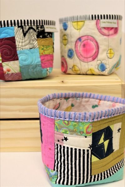 The best quilted bucket tutorial around. Step by step pictures make it easy to follow and they make great gifts! Patchwork Basket Pattern, Diy Bucket Bag How To Make, Quilted Bucket Bags, Fabric Bucket Pattern, Fabric Buckets Diy Free Pattern, Fabric Vessels How To Make, Fabric Baskets Diy Free Pattern, Stitch Pots, Fabric Basket Pattern