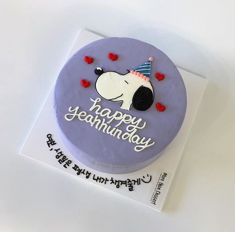 Korean Birthday Cake, Snoopy Birthday Cake, Bolo Snoopy, Drinks Homemade, Snoopy Cake, Buttercream Cake Designs, Snoopy Party, Snoopy Birthday, Korean Cake