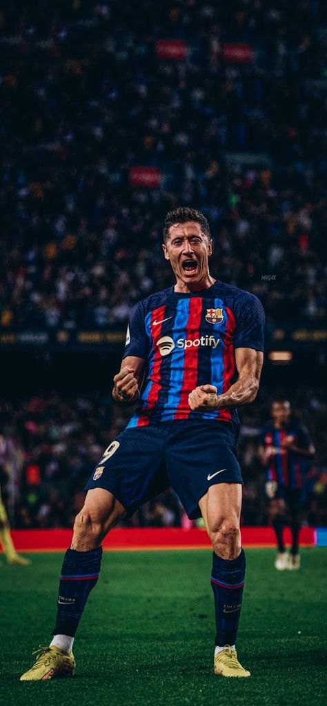 Levandoski Wallpaper Barcelona, Robert Lewandowski Wallpapers, Barcelona Lewandowski, Handsome Football Players, Barcelona Players, Barcelona Team, Barcelona Fc, Robert Lewandowski, Sunset Wallpaper