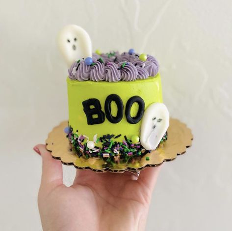 Mini Drip Cakes Ideas, Simple Halloween Cake, Halloween Cake Decorations, Halloween Cake Ideas, Cute Halloween Cakes, Scary Halloween Cakes, Halloween Cakes Easy, Spooky Halloween Cakes, Baking Hobby