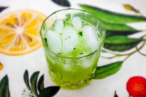 Bangkok G&T (Thai Basil Cocktail) | www.cookeatworld.com Basil Cocktail Recipes, Gin Tonic Recipe, Easy Cocktail Recipe, Basil Cocktail, Basic Cocktails, Drink Syrups, Breakfast Appetizers, Tonic Recipe, Easy Cocktail