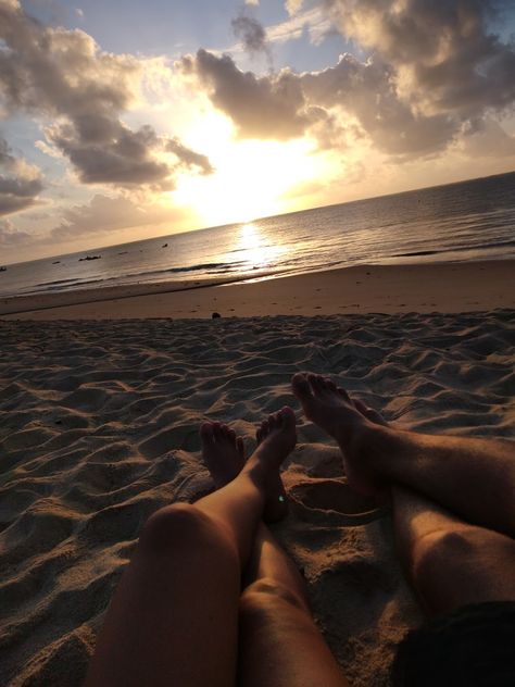 beach couple Beach Selfie Ideas For Couples, Beach Couple Aesthetic Faceless, Cute Couple Pics On The Beach, Save The Date Beach Ideas, Couple Beach Trip, Couple Poses In Beach, Couple Beach Pictures Romantic, No Face Couple Aesthetic, Beach Pictures With Boyfriend