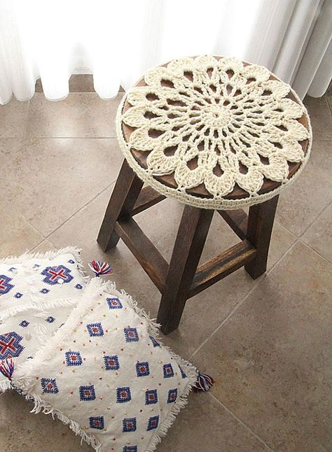 simple elegant idea Stool Cover Crochet, Stool Covers, Crochet Pillows, Crochet Kitchen, Crochet Cushions, Crochet Home Decor, Crochet For Home, Crochet Diy, Crochet Motifs