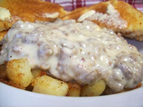 Hamburger Gravy And Biscuits, White Hamburger Gravy, Hamburger White Gravy Recipe, Biscuits And Gravy With Ground Beef, Hamburger Gravy Over Biscuits, Hamburger Breakfast Recipes, Breakfast Gravy Recipe Easy, Breakfast Biscuits Recipe, Breakfast Gravy Recipe