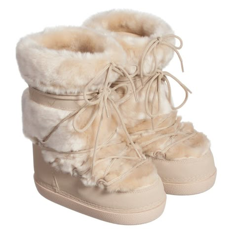 Ivory Synthetic Leather & Fur Snow Boots , Chloé, Girl 108.86 euros Big Winter Boots, Winter Shoes 2024, Winter Boots Aesthetic, Fluffy Boots, Fur Snow Boots, Dr Shoes, Quoi Porter, Mia 3, White Snow