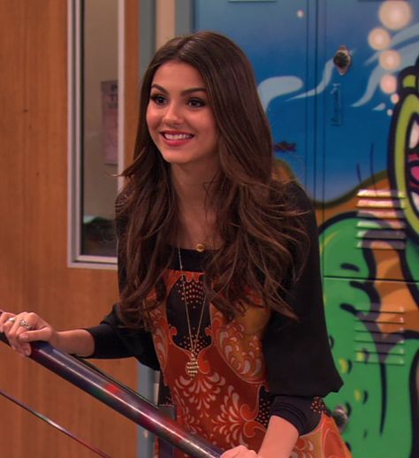 2000s Disney Shows, Victorious Tori, Victoria Justice Victorious, Jade West Victorious, Victorious Nickelodeon, Vegas Hair, Victorious Cast, Tori Vega, Vegas Style