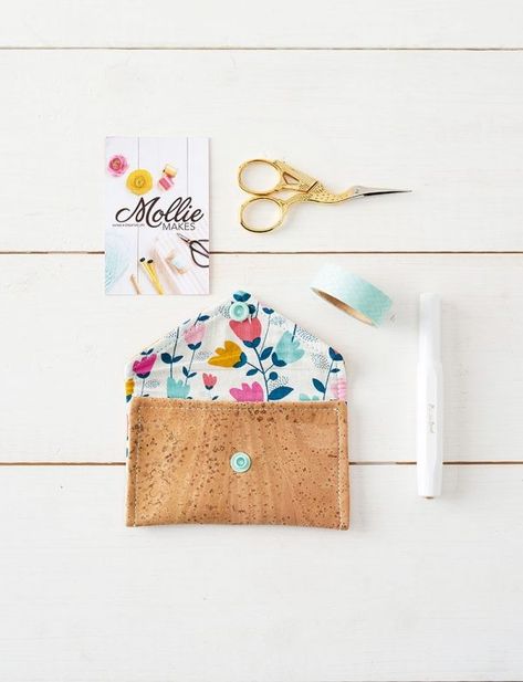 Step up your sewing game and try something new with Lou Orth’s tutorial for a mini cork purse. Cork Accessories, Cork Purse, Cork Projects, Cork Wallet, Mollie Makes, Cotton Lawn Fabric, Cork Bag, Free Sewing Patterns, Diy And Crafts Sewing