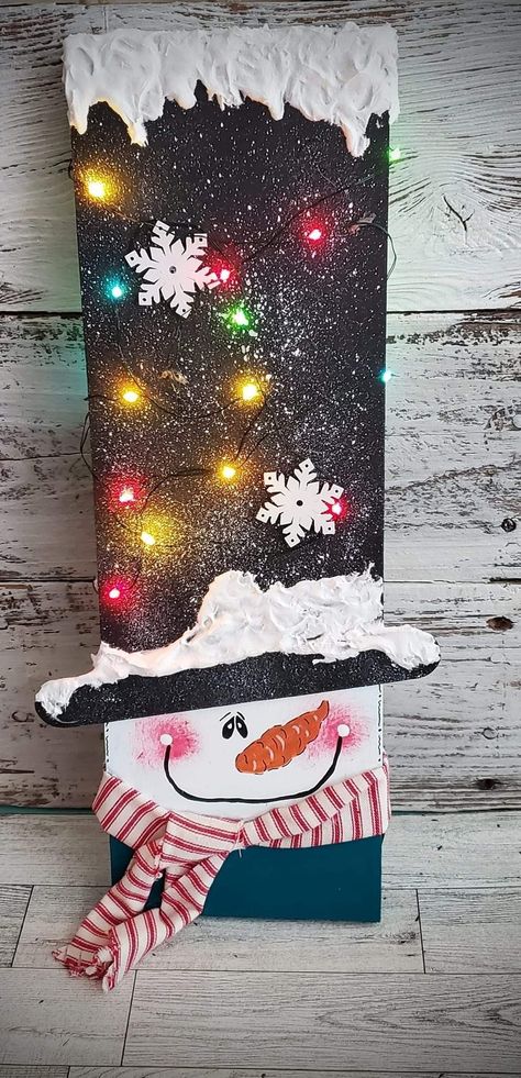 Wood Pallet Xmas Decor, Western Christmas Crafts Diy, Holiday Wood Signs Diy, Pallet Signs Diy Outdoor Front Porches, Painting Porch Leaners, Board Crafts Ideas, Christmas Porch Leaners Diy, Painting Boards Ideas Wood Signs, Snowman Porch Leaner