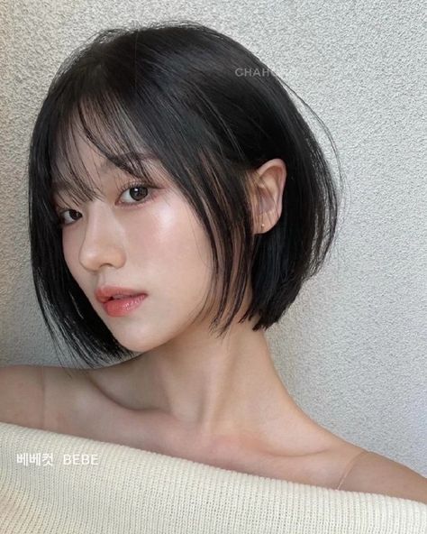 Cute Short Haircuts Asian, Short Hair Korean Style Bob, Asian Short Hair With Bangs Round Face, Kpop Bob Haircut, Asian Bangs Short Hair, Short Bob Korean, Ulzzang Short Hair With Bangs, Side Bangs Short Hair Round Face, Short Hair With Bangs Asian