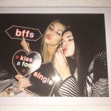 10 Times Kendall and Gigi Were #FriendshipGoals- ellemag National Bff Day, Bff Day, Kendall Jenner Instagram, 20th Birthday Party, Photo Polaroid, Stella Maxwell, Kendall Jenner Outfits, Bff Goals, Jenner Outfits