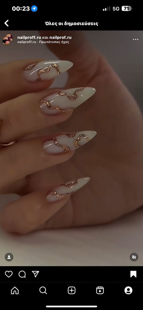 Nail Stiletto Design, Almond Elegant Nails, Nail Ideas Coffin Shape, Glam Nails Designs, Gold And White Nail Designs, Elegant Prom Nails, Stiletto Nails Art Designs, Nail Ideas Classy, Stiletto Nails Design