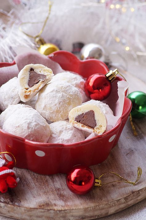 Chocolate Kiss Snowball Cookies Recipe Almond Joy Pie, Xmas Deserts, Classic Snowball Cookies, Russian Tea Cakes Recipe, Snowball Cookie, Christmas Snowball, Snowballs Recipe, Chocolate Surprise, Holiday Treats Recipes