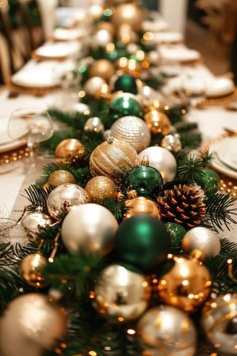 Christmas Wedding Table, Christmas Wedding Centerpieces, Elegant Christmas Centerpieces, Green And Gold Christmas, Christmas Wedding Themes, Company Christmas Party, Christmas Table Centerpieces, Christmas Themes Decorations, Christmas Centerpiece