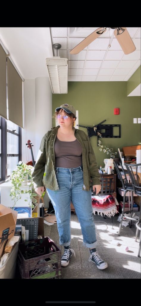 Lesbian First Date Outfit, Carpenter Pants Women Outfit, Plus Size Tomboy Outfits, Queer Plus Size Fashion, Bisexual Outfits Style, Plussize Aesthetic, Bi Outfits, Bisexual Outfits, Bisexual Fashion